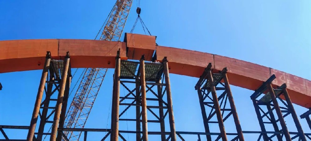 q西容县站前大桥钢箱׃拱顺利合? />
                  <h5>q西容县站前大桥钢箱׃拱顺利合?/h5>
                  <h6>2024q?1?7日，江苏三工钢桥股䆾有限公司承徏的广西容县站前大桥钢拱L利合龙。随着现场履带吊缓~落钩，q西容县站前大桥钢箱拱最后一个节D吊装完成。标志着钢箱׃拱施工已接近֣Q也标志着容县站前大桥施工隑ֺ最大的桥梁Ml构吊装完成Q项目重隄控制性工E徏讑֏得重大突_(d)为大桥徏成通R奠定了坚?..</h6>
                  </a> </li>
                
                <li id=